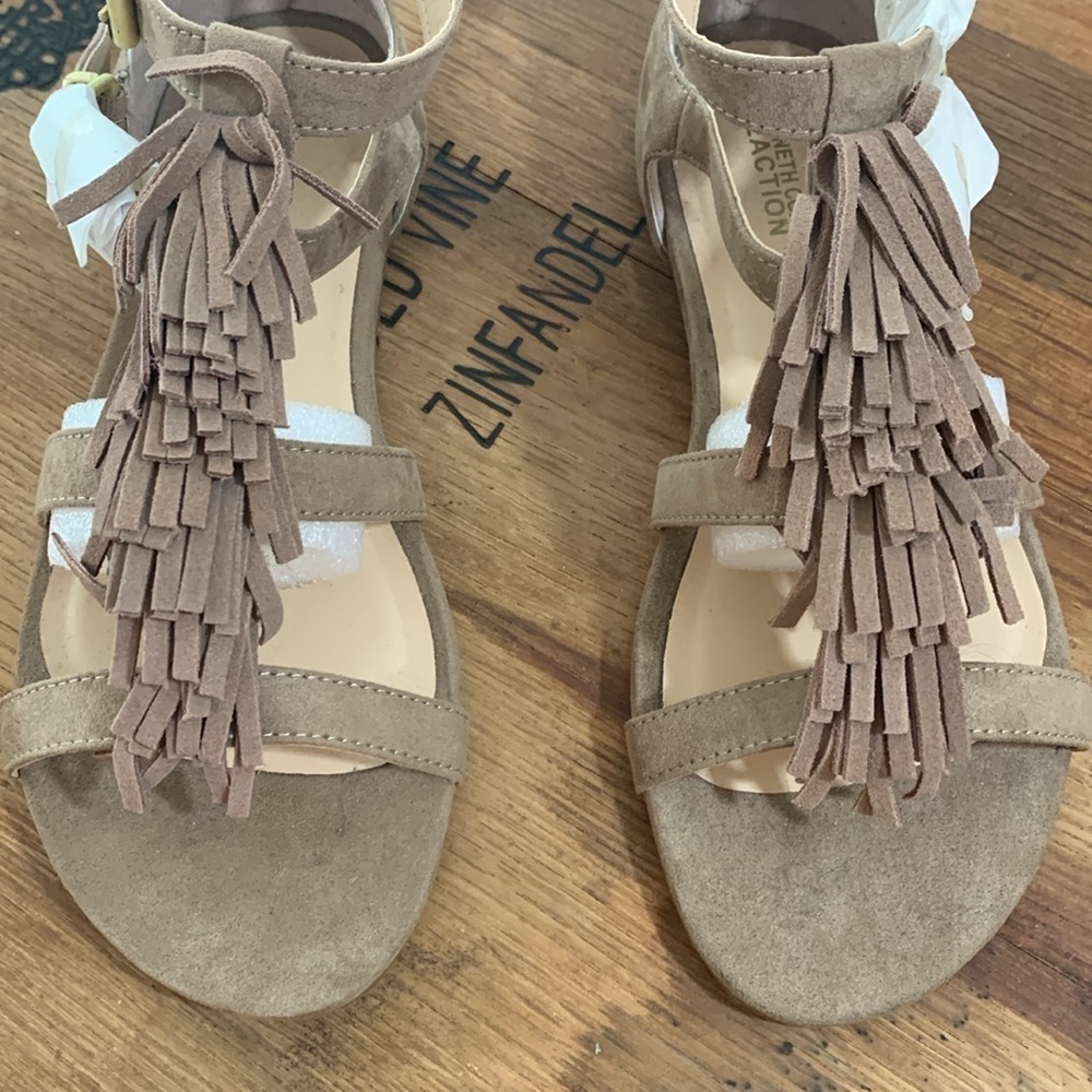Kenneth Cole Reaction | NWOB Audra Struck Sand Fringe T-Strap Sandal 6 - Picture 14 of 17